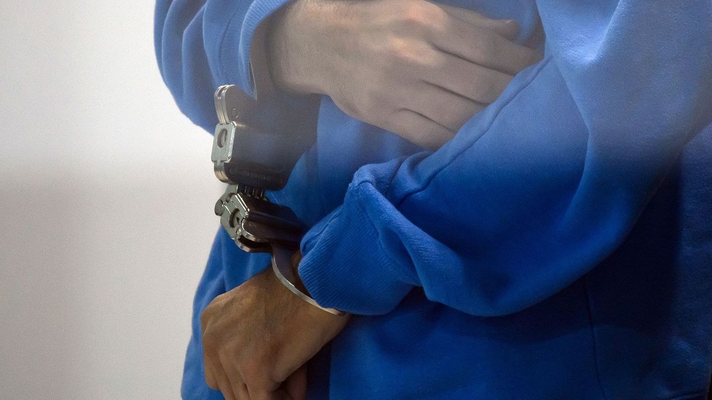 Die gefesselten Hände des Todesfahrers vom Magdeburger Weihnachtsmarkt. Foto: Klaus-Dietmar Gabbert/dpa