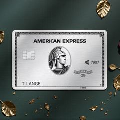 Platinum Card von Amex auf grünem Untergrund mit eleganten Verzierungen