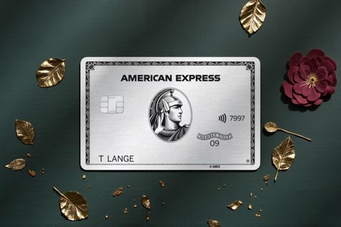 Platinum Card von Amex auf grünem Untergrund mit eleganten Verzierungen