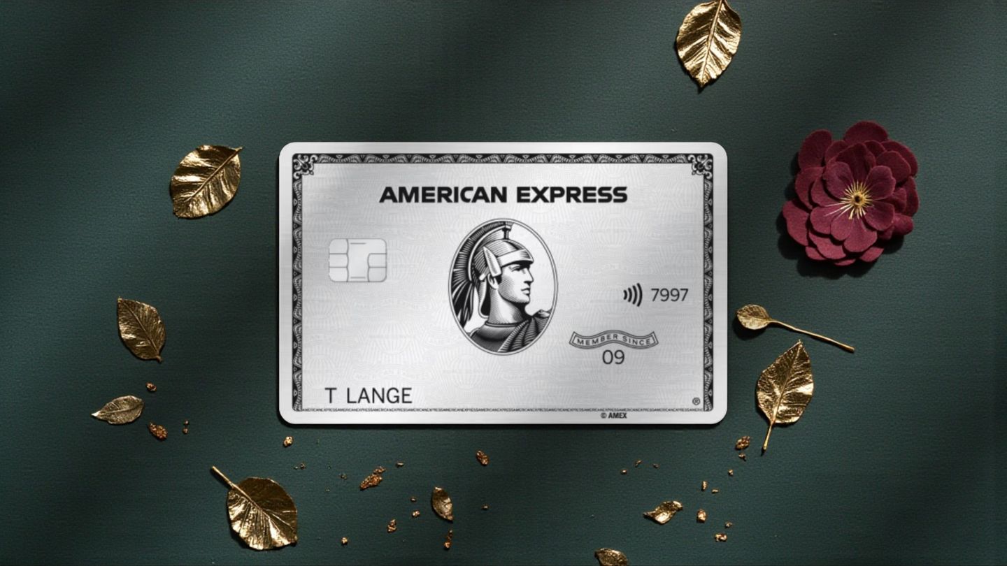Platinum Card von Amex auf grünem Untergrund mit eleganten Verzierungen