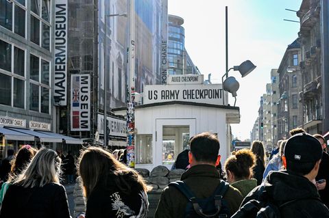 Der ehemalige "Checkpoint Charlie" zieht sehr viele Berlin-Touristen an. (Archivbild) Foto: Jens Kalaene/dpa