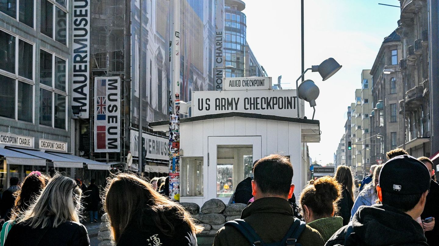 Der ehemalige "Checkpoint Charlie" zieht sehr viele Berlin-Touristen an. (Archivbild) Foto: Jens Kalaene/dpa