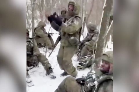 Afrikanische Söldner tanzen im Schnee vor Ukraine-Einsatz