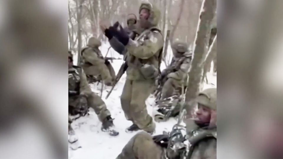 Afrikanische Söldner tanzen im Schnee vor Ukraine-Einsatz