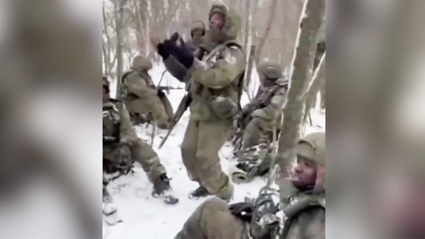 Afrikanische Söldner tanzen im Schnee vor Ukraine-Einsatz
