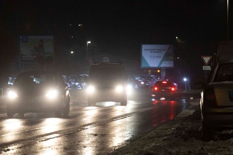 Eisglatte Straßen: Das Winterwetter hat Sachsen weiter im Griff. Foto: Daniel Wagner/dpa