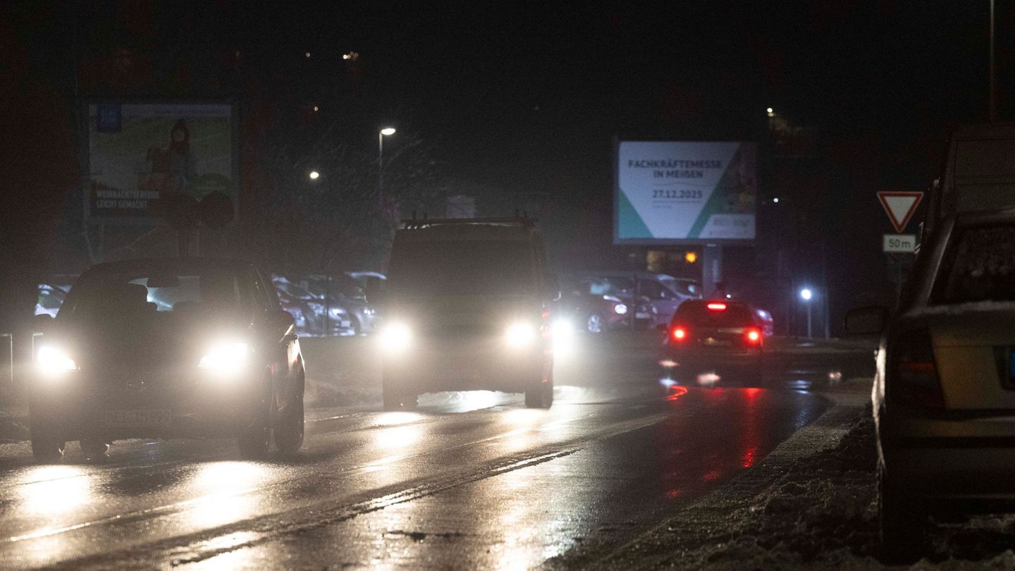 Eisglatte Straßen: Das Winterwetter hat Sachsen weiter im Griff. Foto: Daniel Wagner/dpa