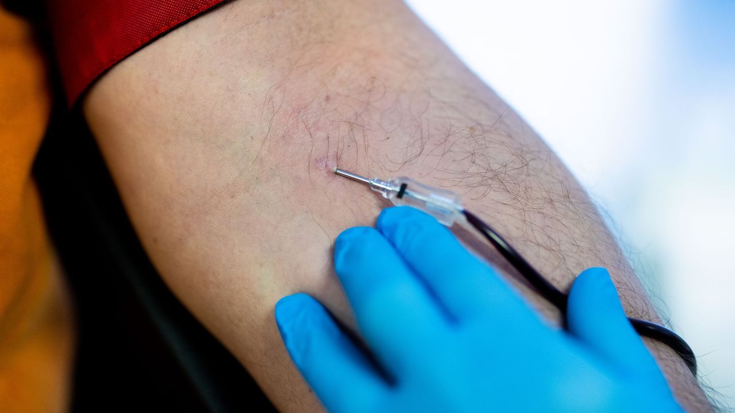 Aktuell reichen die Lagerbestände nur noch für eineinhalb Tage, warnt der DRK-Blutspendedienst. (Archivbild) Foto: Rolf Vennenbe