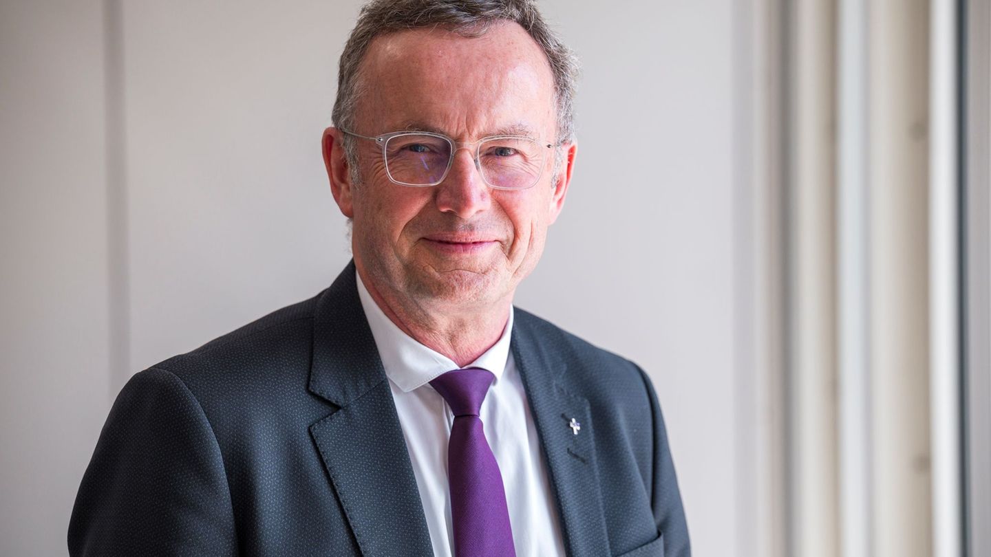 Der Landesbischof wendet sich per Post an Jugendliche in Bayern, die einen Fragebogen zum Wehrdienst von der Bundeswehr bekommen