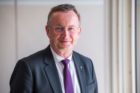 Der Landesbischof wendet sich per Post an Jugendliche in Bayern, die einen Fragebogen zum Wehrdienst von der Bundeswehr bekommen