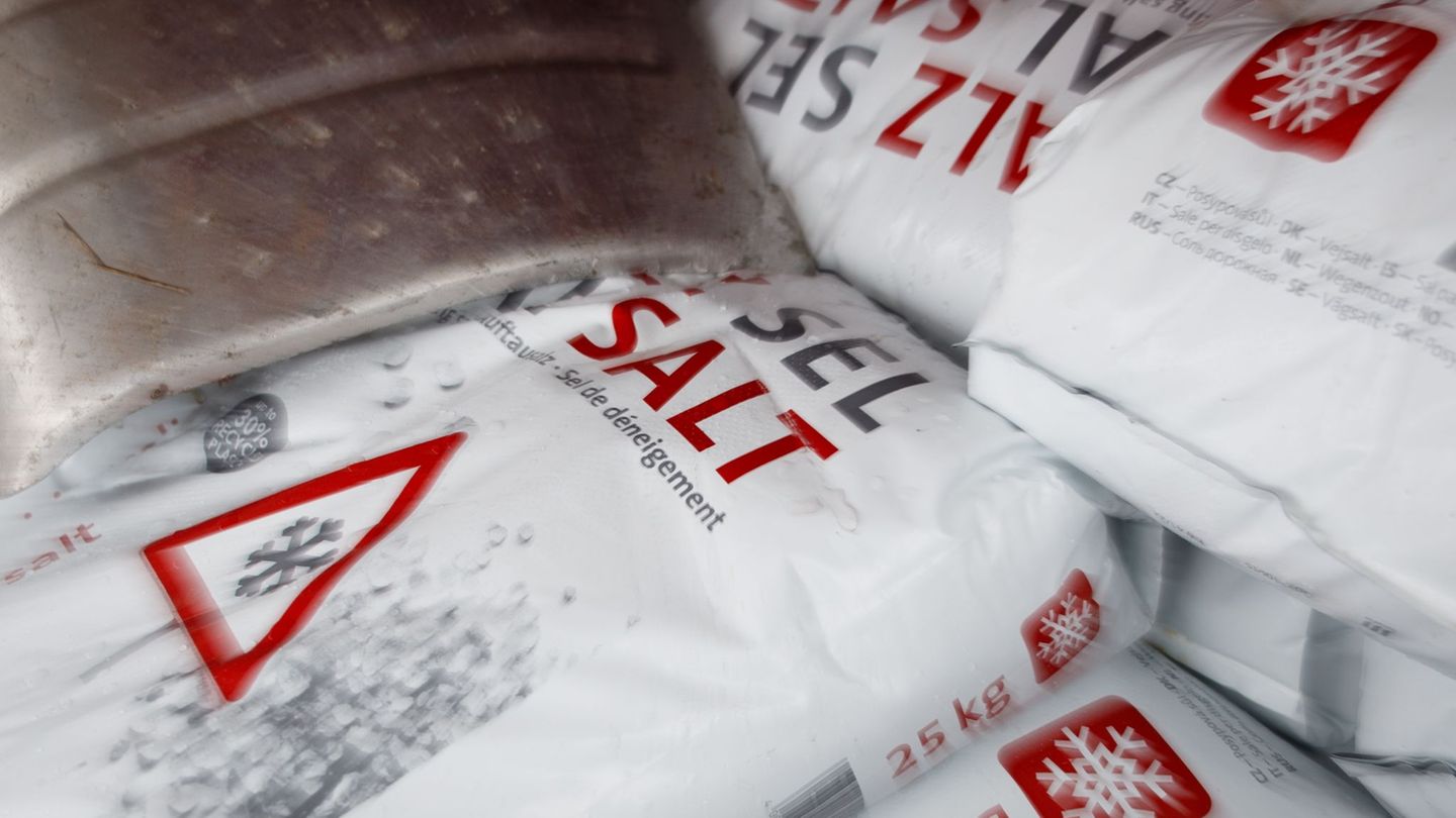 In Cuxhaven haben Diebe rund 60 Säcke Streusalz gestohlen. (Symbolbild) Foto: Friso Gentsch/dpa