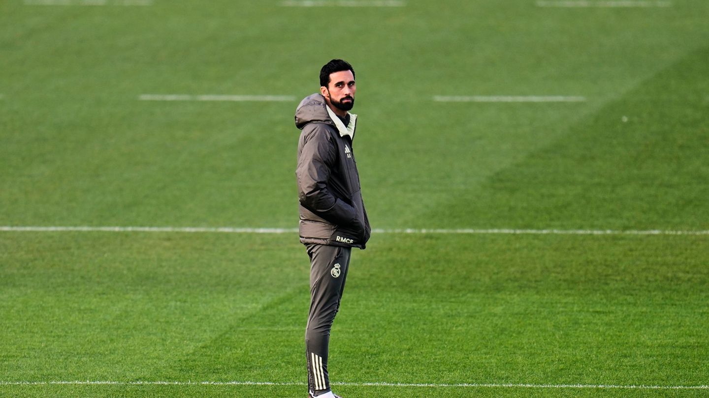 Alvaro Arbeloa leitet das Training bei Real Madrid. Foto: Manu Fernandez/AP/dpa