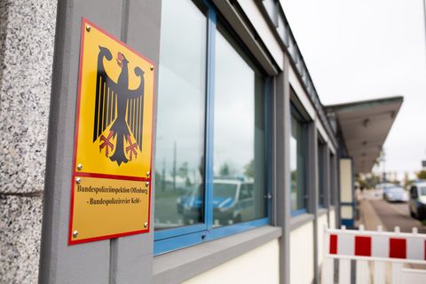 Einen berauschten Mann ohne gültige Papieren haben Polizisten in Kehl an der Einreise gehindert. (Symbolbild) Foto: Philipp von