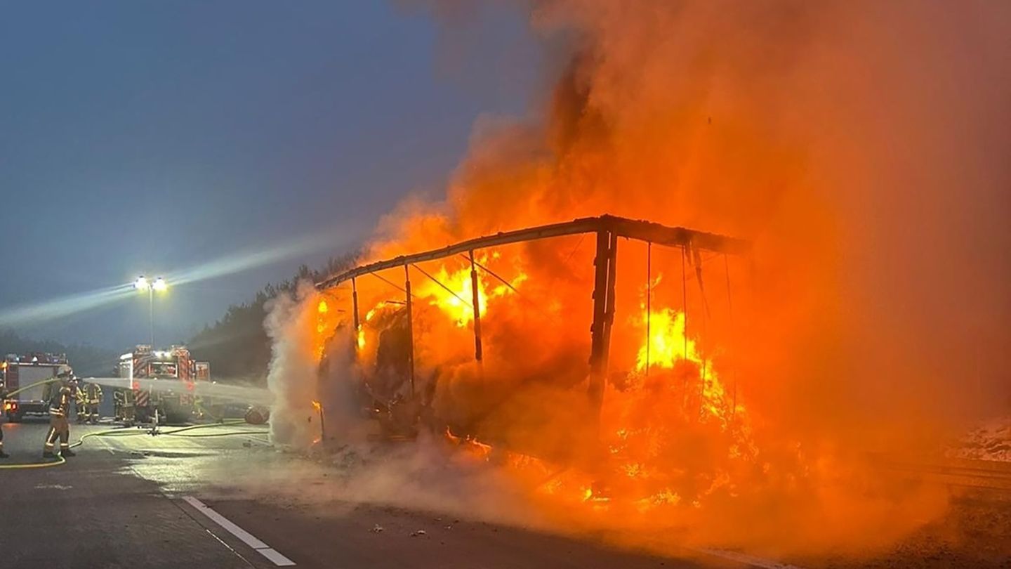 Die Fahrer blieben bei beiden Bränden unverletzt. (Symbolbild) Foto: -/Polizeinspektion Magdeburg/dpa
