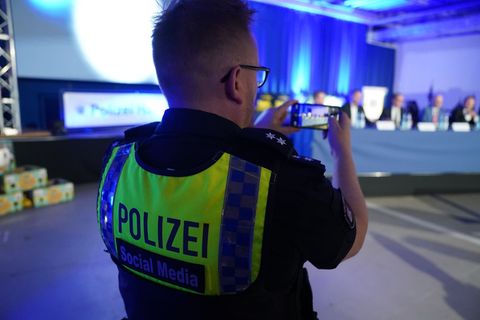 Tausende Polizisten in Mecklenburg-Vorpommern können seit mehr als einem halben Jahr ihre Diensthandys nicht nutzen. (Symbolbild