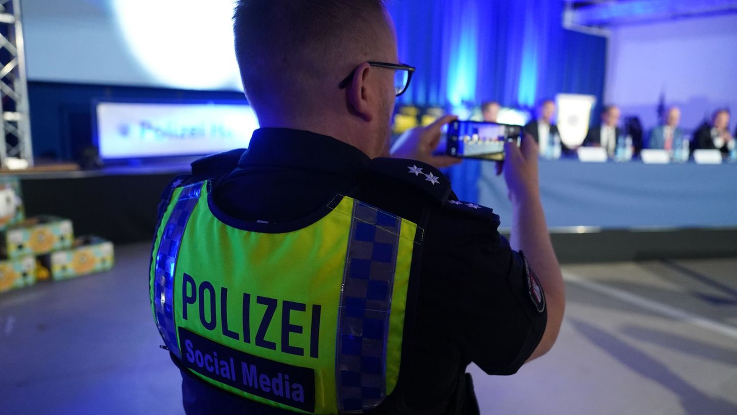 Tausende Polizisten in Mecklenburg-Vorpommern können seit mehr als einem halben Jahr ihre Diensthandys nicht nutzen. (Symbolbild
