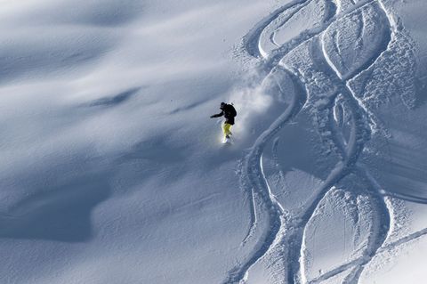Neuschnee und Sonneschein lockten zahlreiche Skifahrer an die Zugpspitze. (Archivbild) Foto: Peter Kneffel/dpa