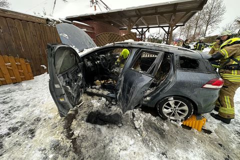 Mit Schnee und einem Feuerlöscher stoppten Anwohner einen Autobrand in Walsrode. Foto: Michael Schlüter/Freiwillige Feuerwehr Ho