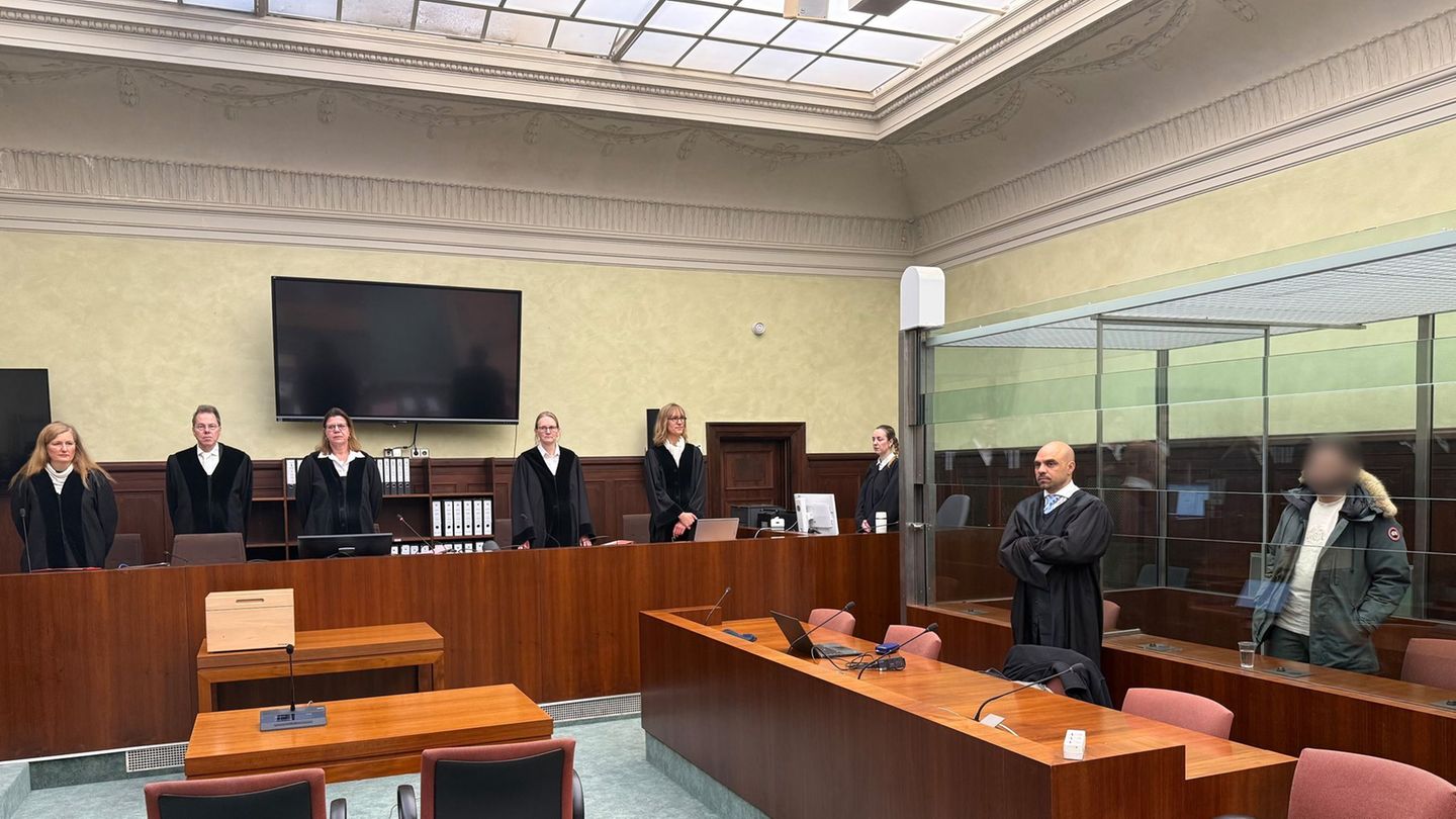 Der Angeklagte, ein mutmaßliches Mitglied der Hisbollah, steht bei seinem Prozess im Gerichtssaal (r.) Foto: Marion van der Kraa