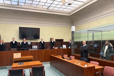 Der Angeklagte, ein mutmaßliches Mitglied der Hisbollah, steht bei seinem Prozess im Gerichtssaal (r.) Foto: Marion van der Kraa