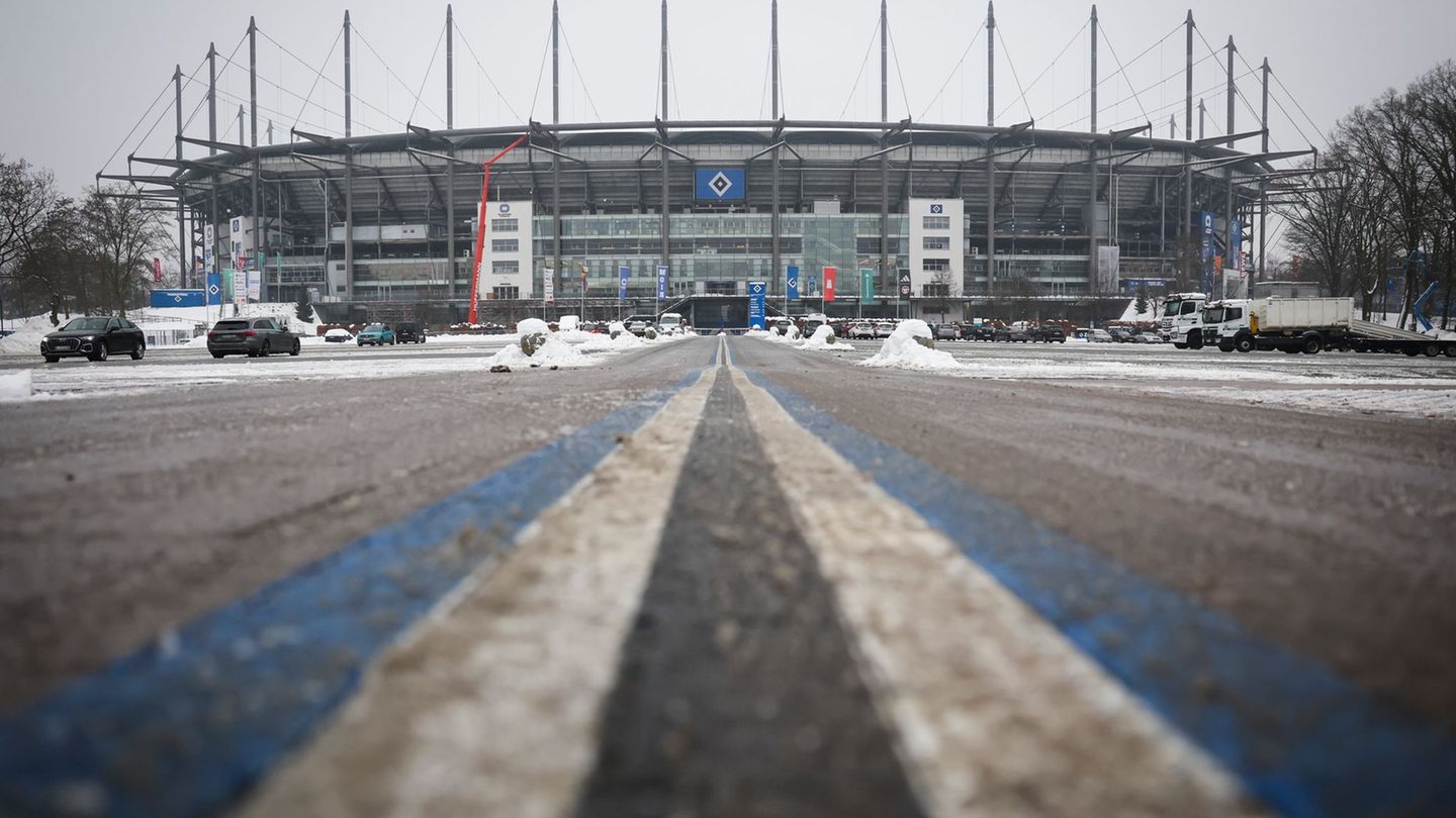 Winterwetter in Hamburg: Schneematsch, Eis und Streumittel liegen auf der Zufahrt zum Volksparkstadion. Foto: Christian Charisiu
