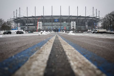 Winterwetter in Hamburg: Schneematsch, Eis und Streumittel liegen auf der Zufahrt zum Volksparkstadion. Foto: Christian Charisiu