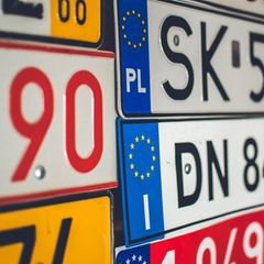 Die Autokennzeichen von Polen und Italien