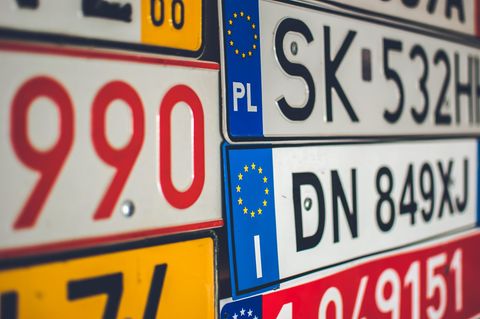 Die Autokennzeichen von Polen und Italien