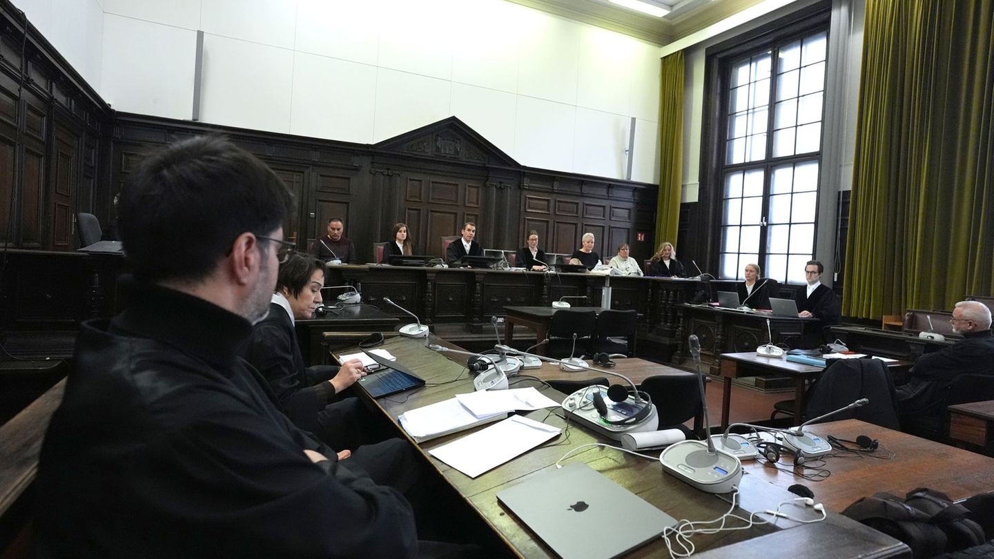 An Tag zwei des Prozesses ist die Anklage verlesen worden. Foto: Marcus Brandt/Pool dpa/dpa