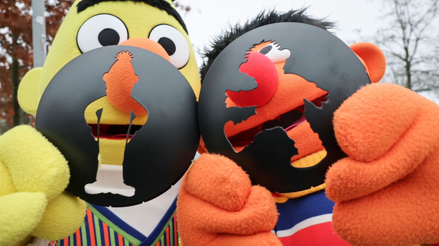 Ernie und Bert regeln jetzt in Hamburg an zwei Stellen den Verkehr. Die Figuren aus der Sesamstraße schlüpfen in die Rolle von A