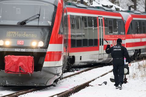 Die Fahrgäste blieben unverletzt. Foto: Robert Michael/dpa