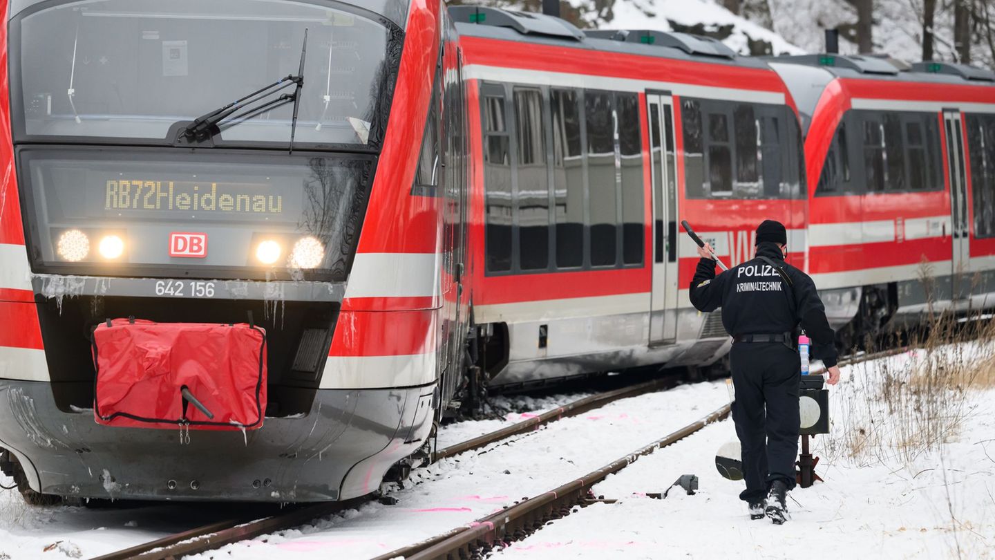 Die Fahrgäste blieben unverletzt. Foto: Robert Michael/dpa
