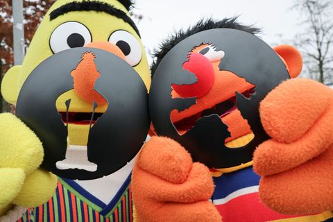 Ernie und Bert regeln jetzt in Hamburg an zwei Stellen den Verkehr. Die Figuren aus der Sesamstraße schlüpfen in die Rolle von A