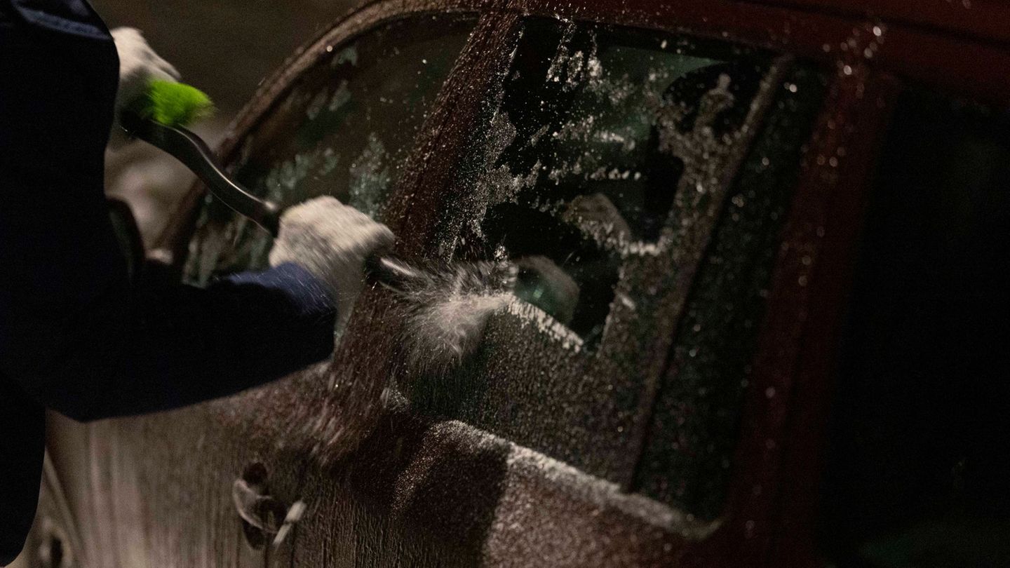 In Sachsen waren die Autos am Dienstag vereist. Foto: Daniel Wagner/dpa