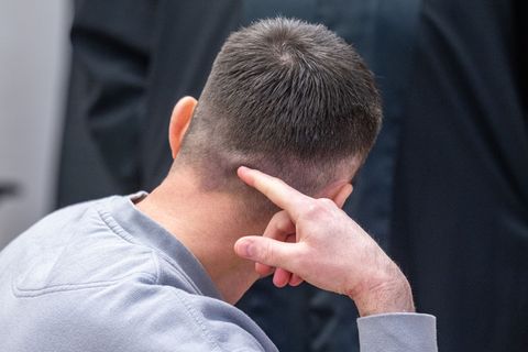 Die Attacke mit dem Maßkrug räumt der Angeklagte ein, er machte aber Erinnerungslücken geltend. Foto: Armin Weigel/dpa