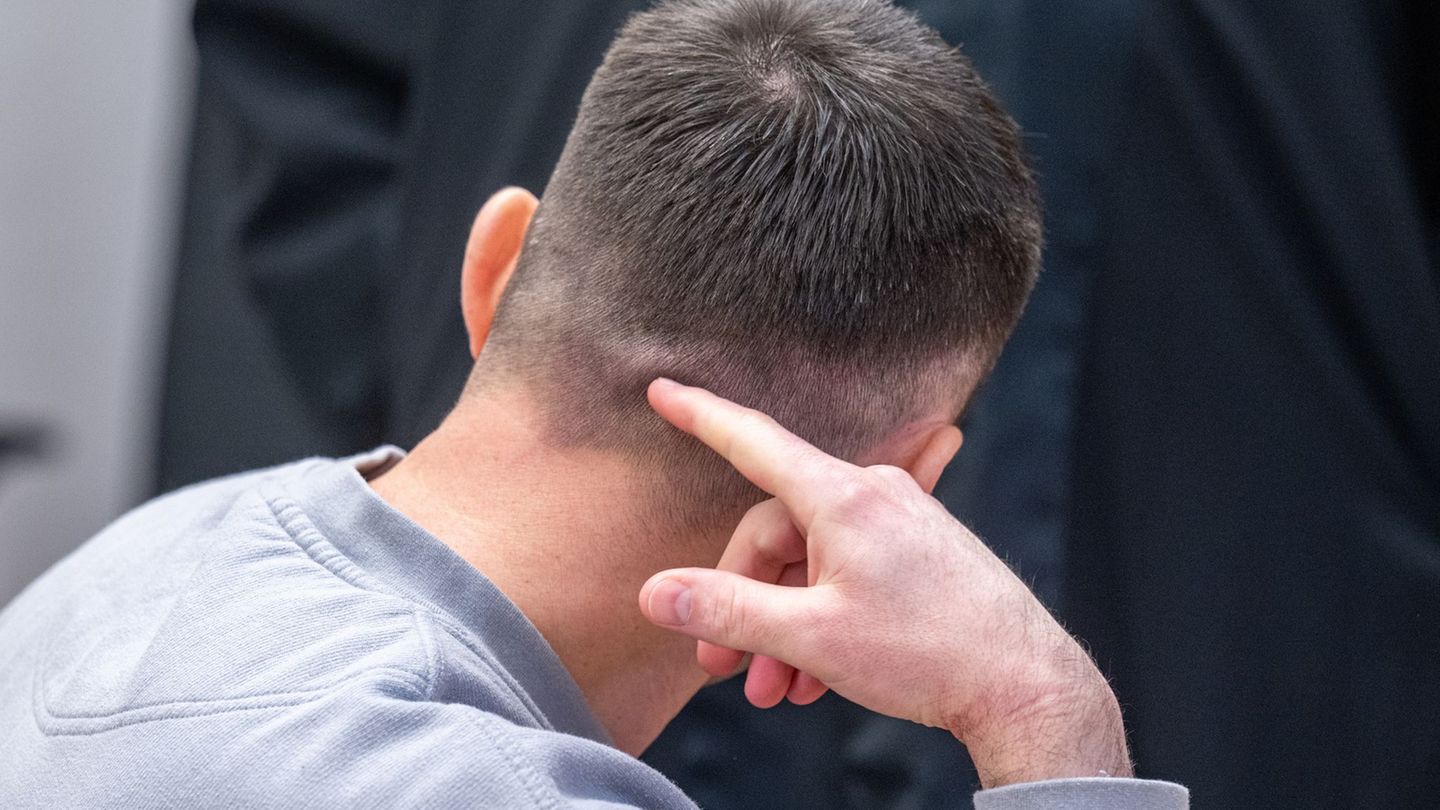 Die Attacke mit dem Maßkrug räumt der Angeklagte ein, er machte aber Erinnerungslücken geltend. Foto: Armin Weigel/dpa