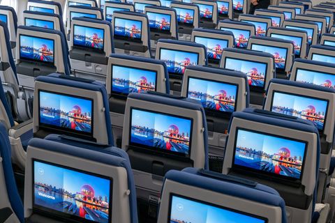 Die neue Lufthansa-Kabine wird bald mit Starlink-Internet ausgerüstet. Foto: Peter Kneffel/dpa