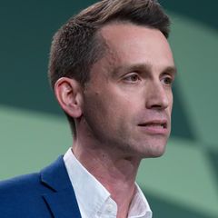 Grünen-Politiker Andreas Audretsch spricht vor grüner Wand zum Bürgergeld