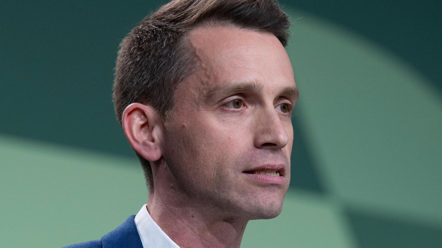 Grünen-Politiker Andreas Audretsch spricht vor grüner Wand zum Bürgergeld