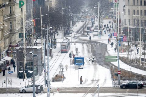 Eine verschneite Einkaufsstraße in Wien