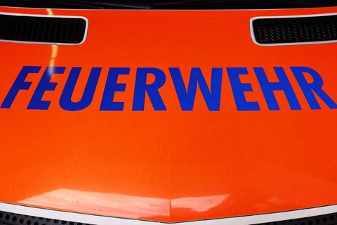 Die Feuerwehr ist zu einem Brand in einer Autowerkstatt in Jenfeld ausgerückt. (Archivbild) Foto: Julian Weber/dpa