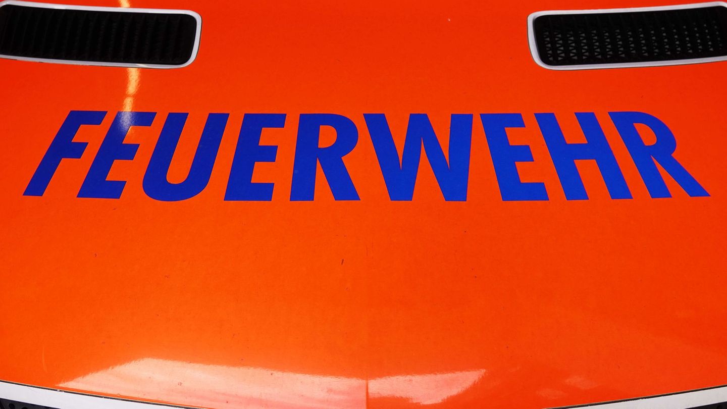 Die Feuerwehr ist zu einem Brand in einer Autowerkstatt in Jenfeld ausgerückt. (Archivbild) Foto: Julian Weber/dpa