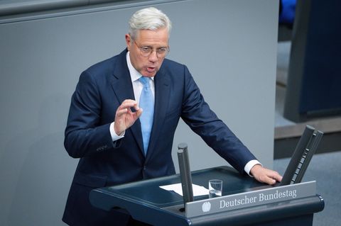 Norbert Röttgen am Rednerpult im Bundestag