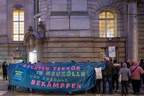 Demonstranten stehen während des Berufungsprozesses zu rechtsextremen Straftaten vor dem Berliner Landgericht. (Archivbild) Foto