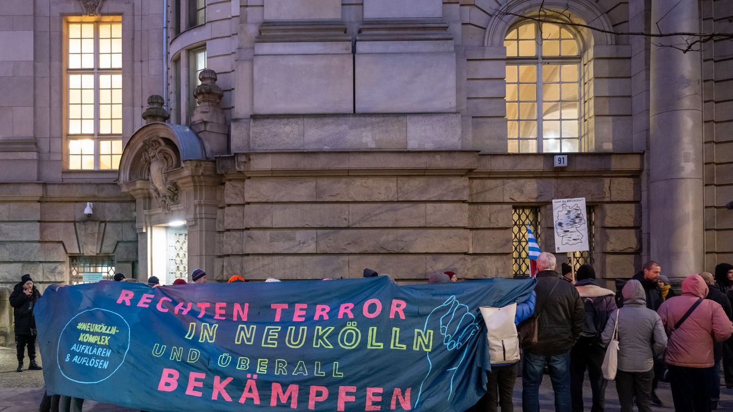 Demonstranten stehen während des Berufungsprozesses zu rechtsextremen Straftaten vor dem Berliner Landgericht. (Archivbild) Foto