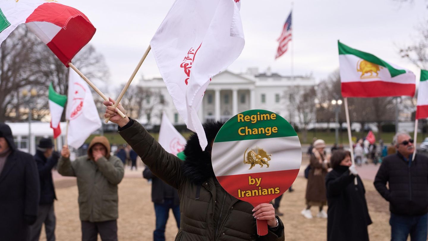 Demonstranten fordern einen Regimewechsel im Iran vor dem Weißen Haus