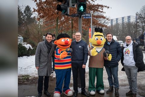 Ernie und Bert besuchten die Einweihung der Ampeln.
