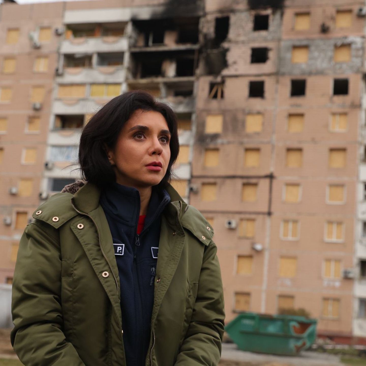 Bürgermeisterin Rehina Khrachenko vor einem Haus in Saporischschja, Ukraine.