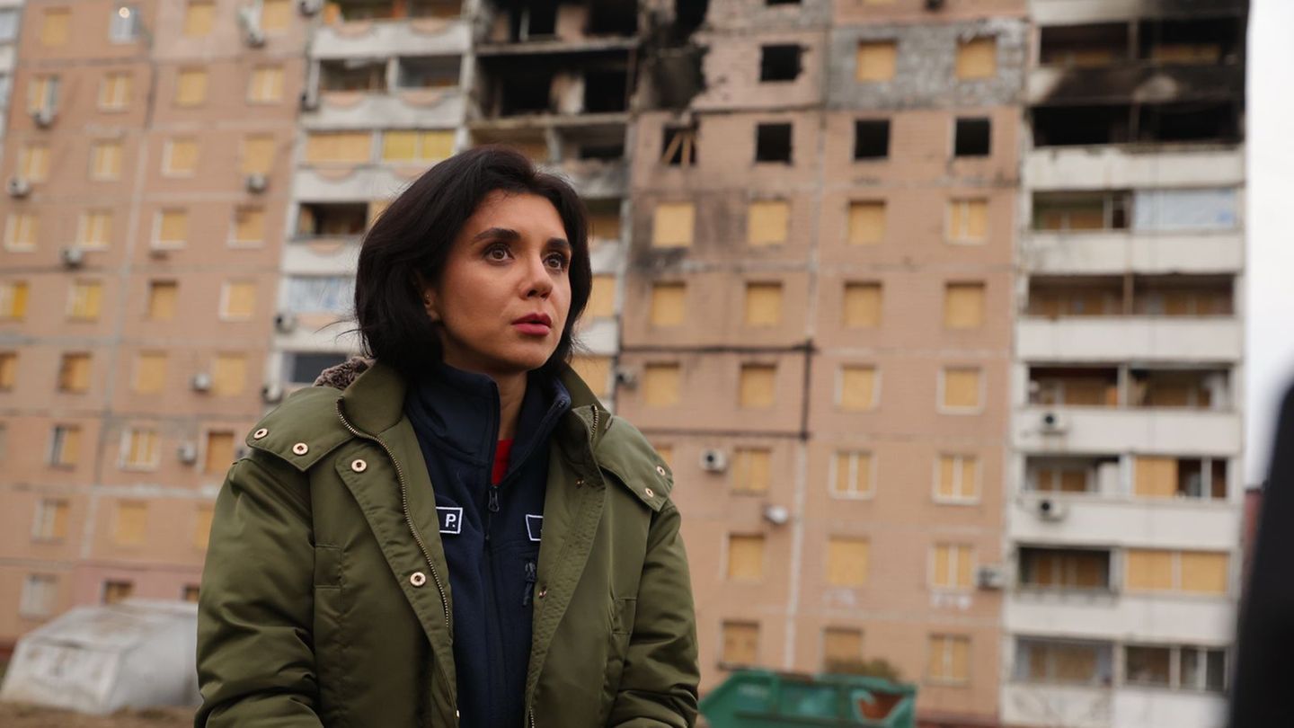 Bürgermeisterin Rehina Khrachenko vor einem Haus in Saporischschja, Ukraine.