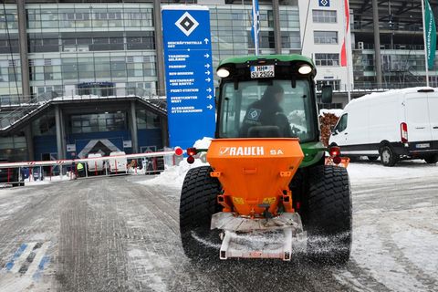 Ein Räumfahrzeug streut vor dem HSV-Stadion Salz, die Absage kam trotzdem